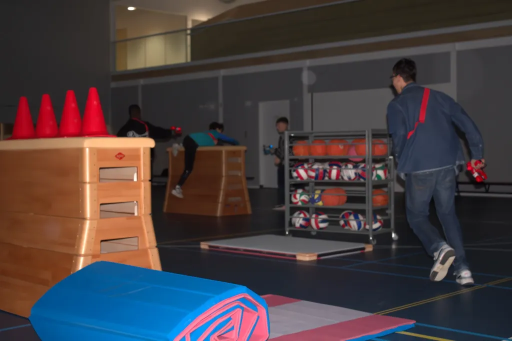 Lasergamen op school voor leerlingen, georganiseerd door WePlay United voor de Aloysius Stichting