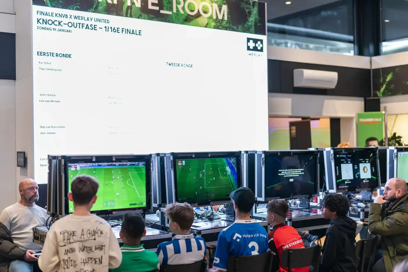 Jongeren spelen FIFA op meerdere schermen tijdens de KNVB x WePlay United knock-outfase finale