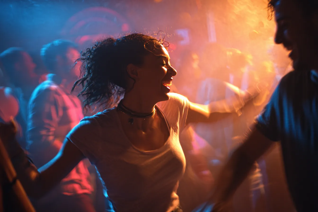 Twee à drie deelnemers midden in energieke dansbewegingen tijdens een Just Dance event