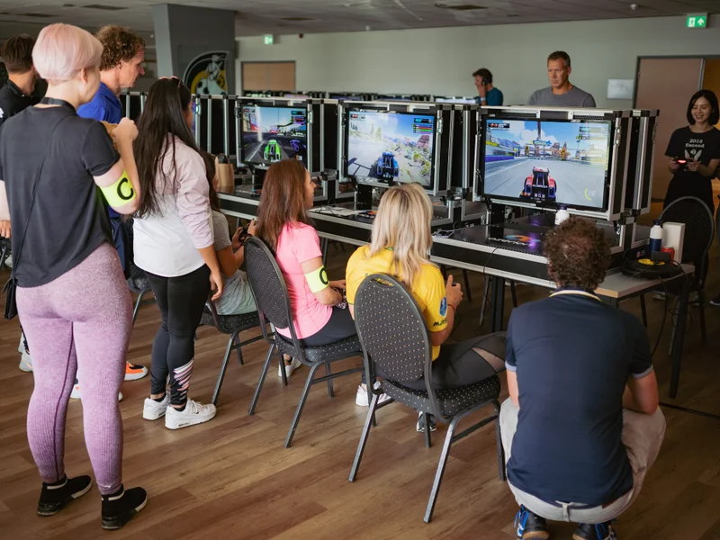 Vrouwen gamen op WePlay bedrijfsevent voor Azerion