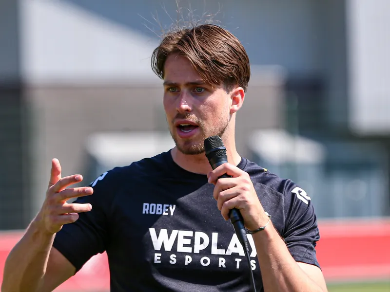 WePlay host presenteert met microfoon tijdens een game-event