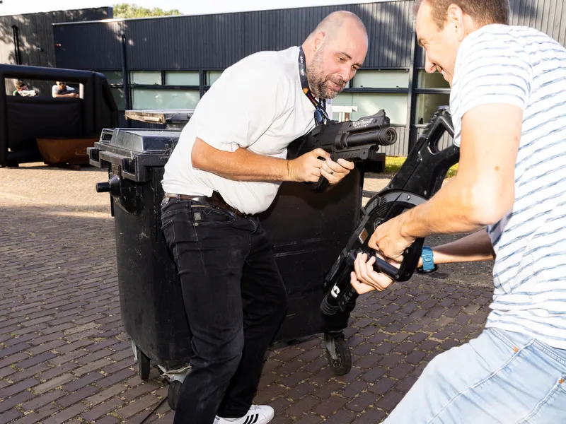 Twee deelnemers spelen lasergame tijdens een bedrijfsevent