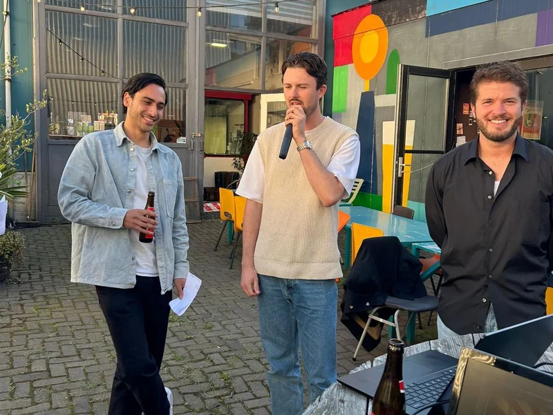 WePlay team tijdens een vrijdagmiddagborrel op kantoor