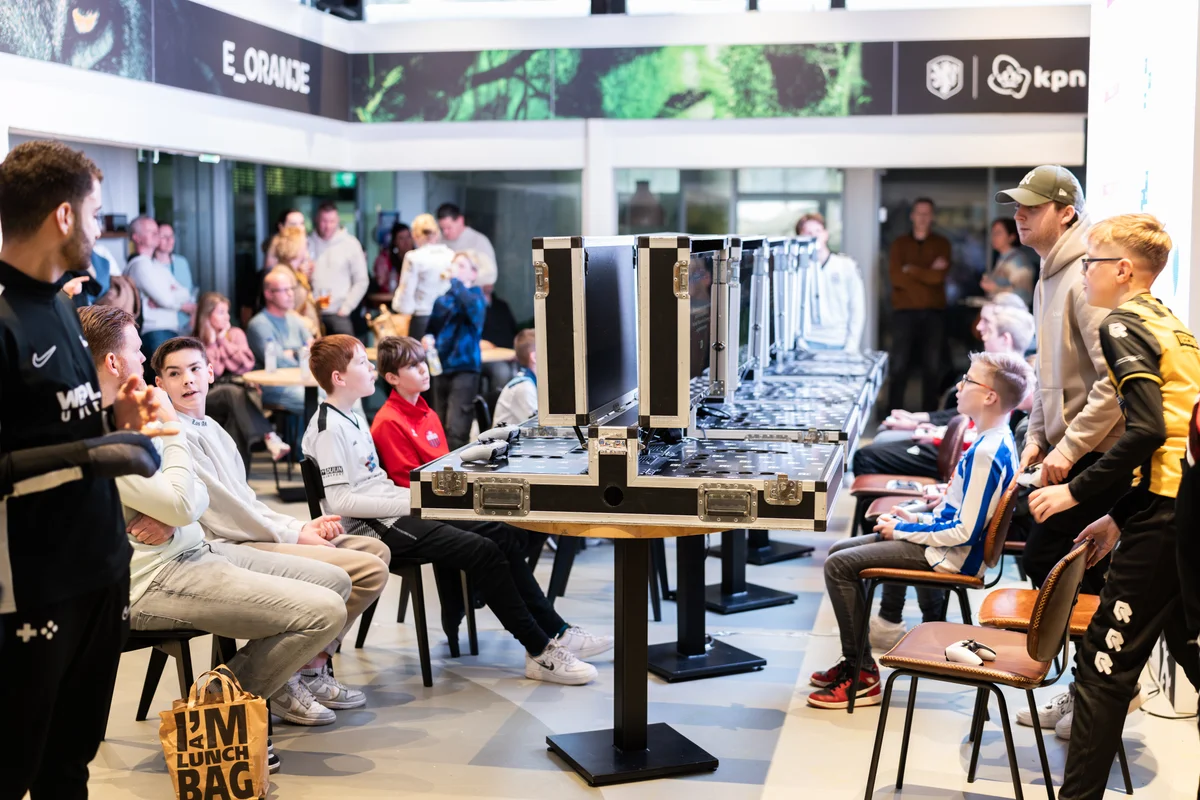 Jongeren gamen samen tijdens een welzijnsactiviteit