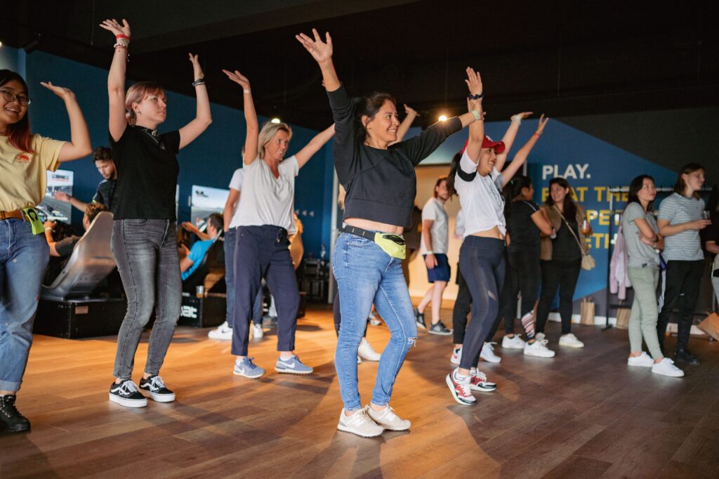 Groep mensen aan het dansen tijdens bedrijfsevent van Azerion georganiseerd door WePlay United