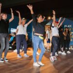 Groep mensen aan het dansen tijdens bedrijfsevent van Azerion georganiseerd door WePlay United