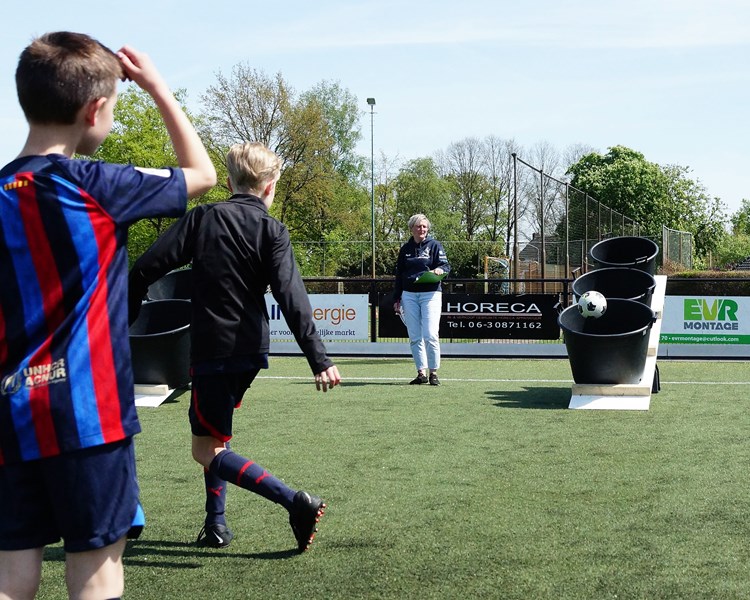 Jongen schiet bal in de lobbak tijdens Skillgame standaard event