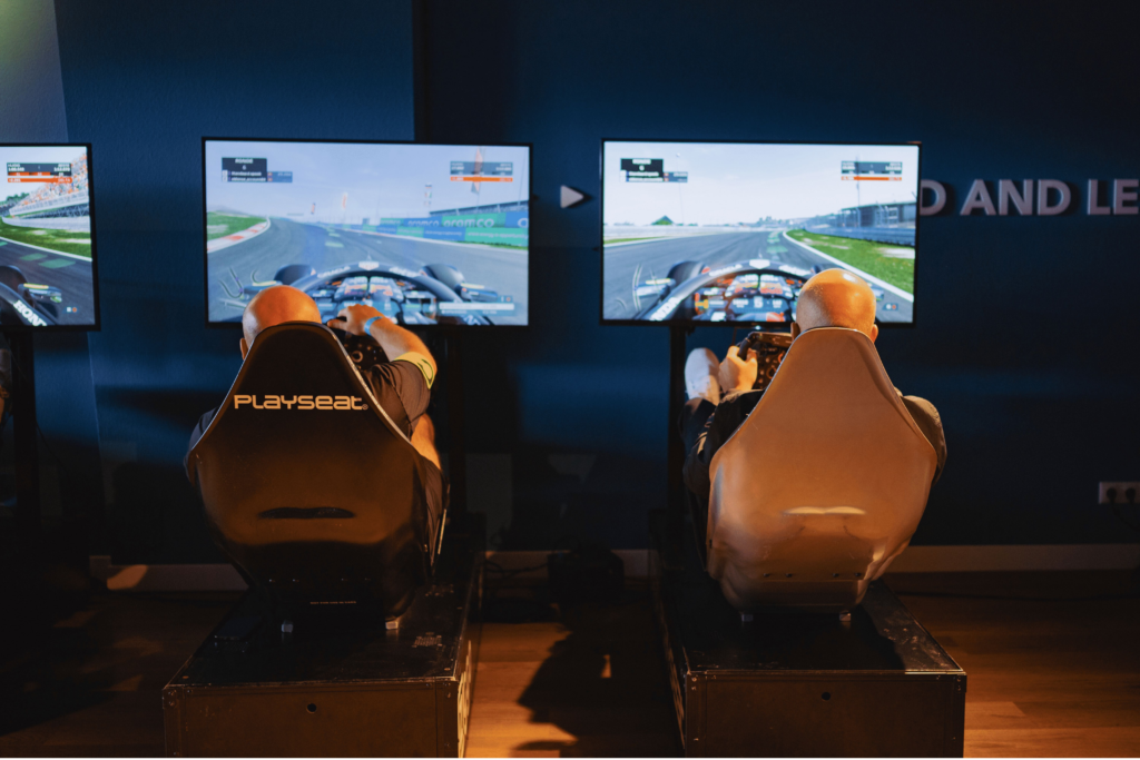 Formule 1 simulator tijdens bedrijfsfeest Azerion