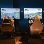 Twee mannen aan het racen op F1 simulatoren tijdens F1 uitgebreid event