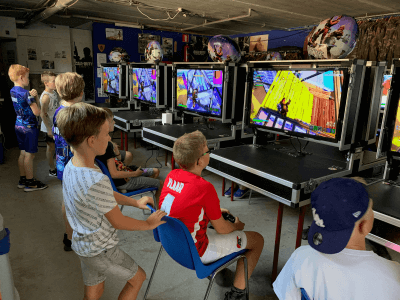 Jongens aan het gamen tijdens Fortnite toernooi van WePlay United