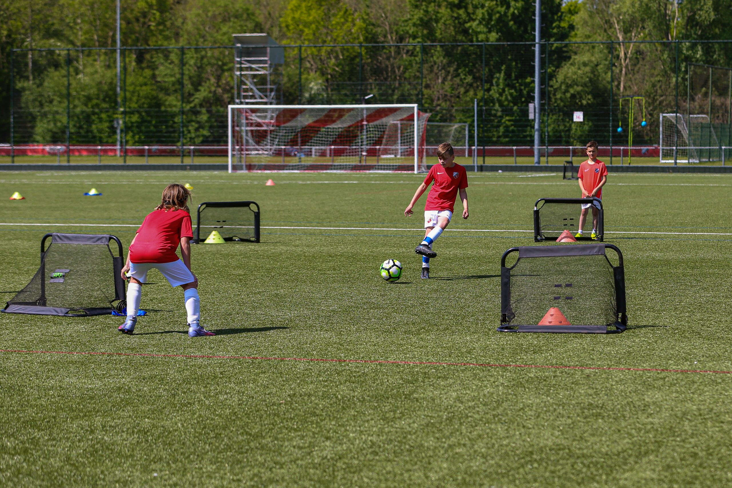Jongen schiet bal in doeltje tijdens Skillgame event bij FC Utrecht