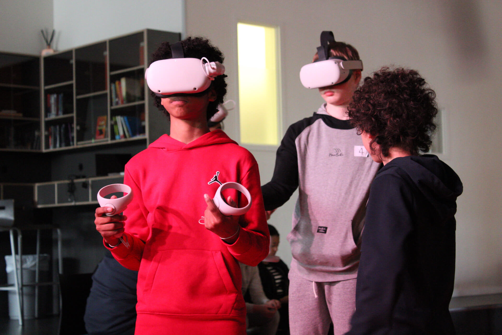 Groep scholieren spelen Virtual Reality game
