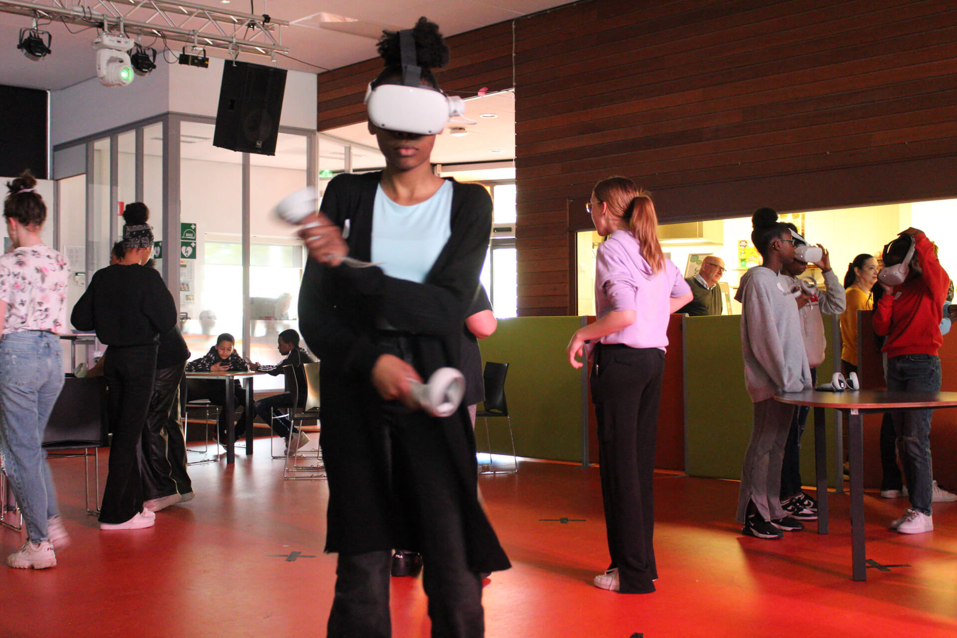 Meisje speelt Virtual Reality (VR) spel tijdens activiteitendag middelbare school
