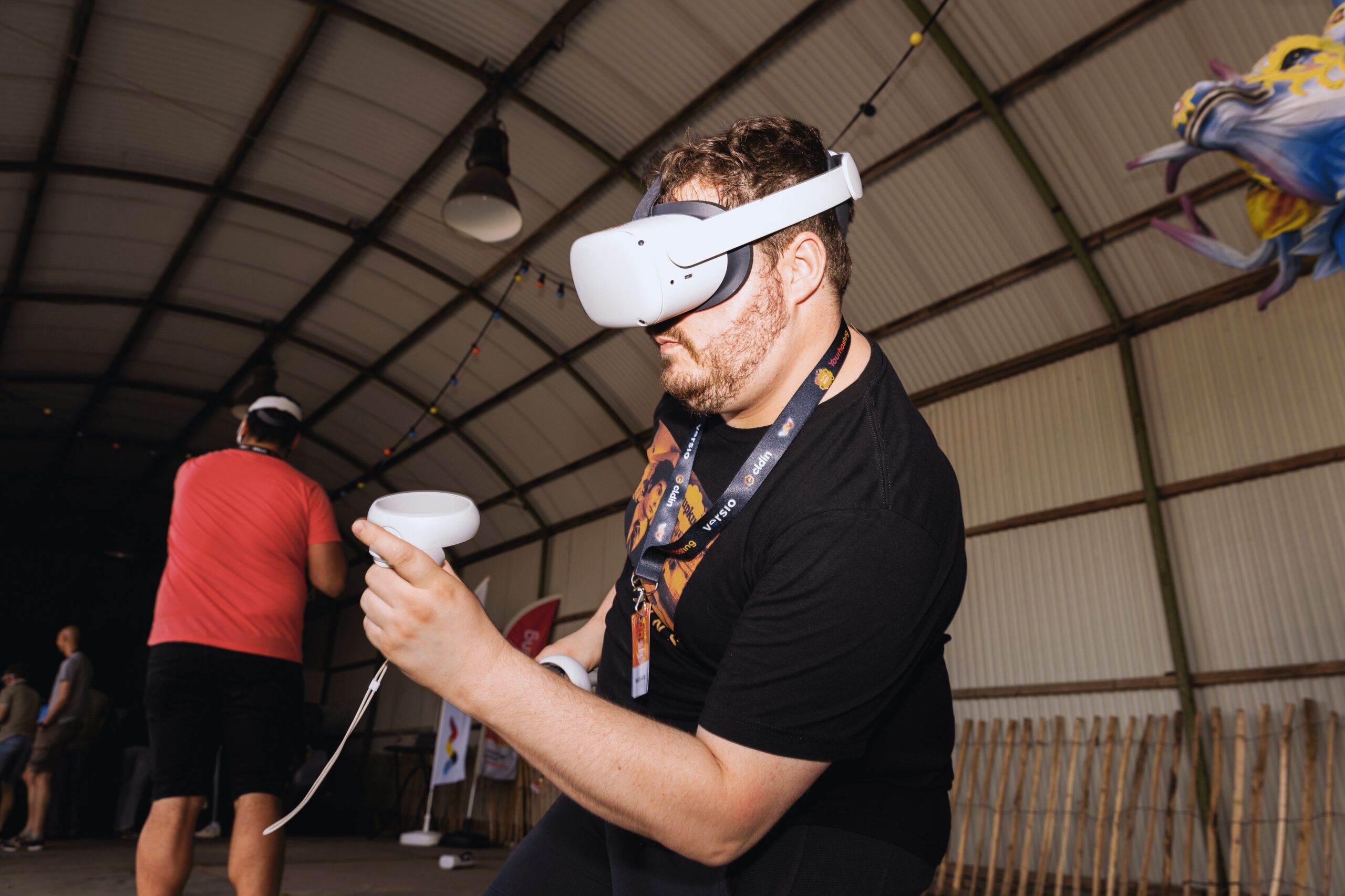Man speelt Virtual Reality VR uitgebreid