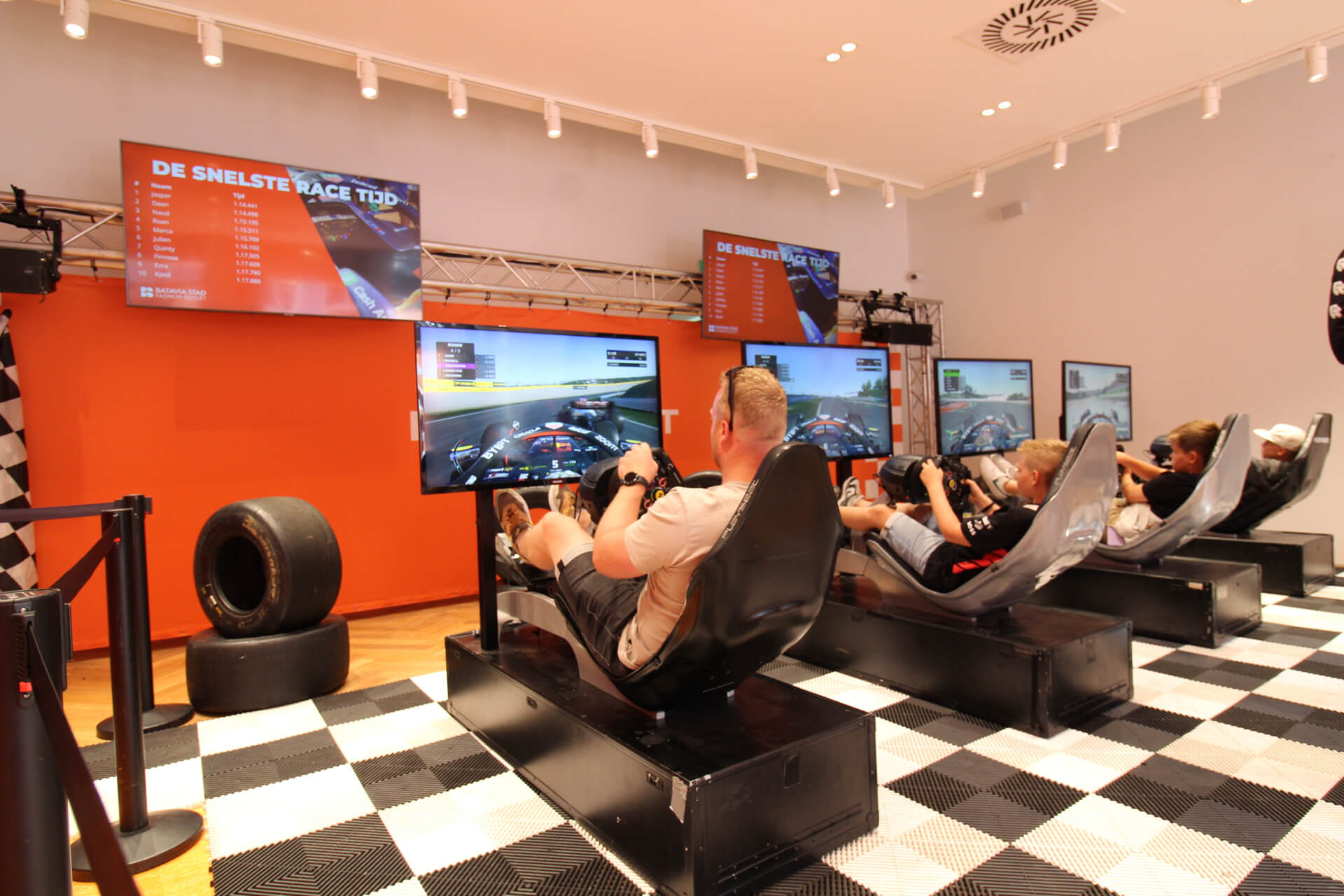 Vier Formule 1 race simulatoren op een rij bij Bataviastad