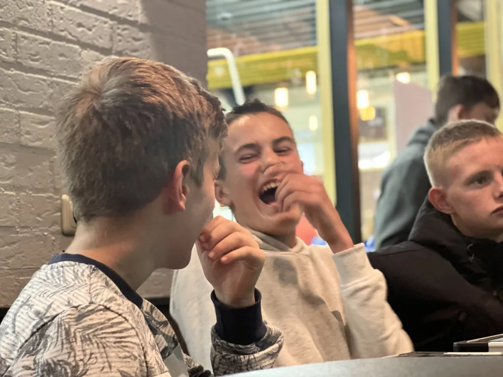 Twee jongens aan het lachen tijdens een FIFA toernooi