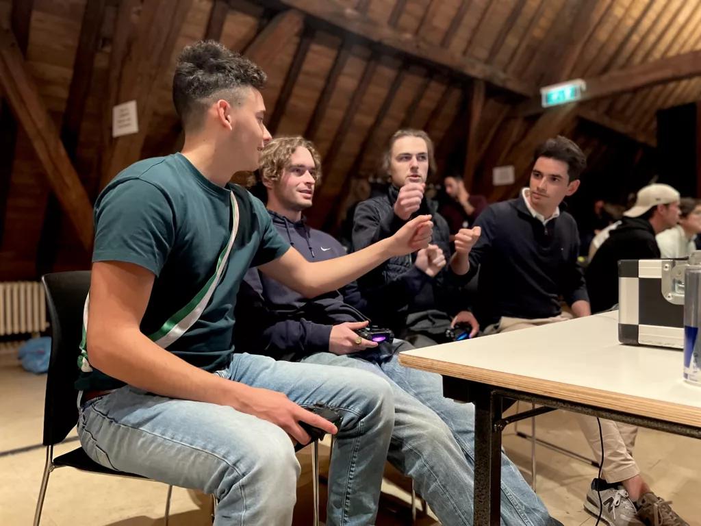 Jongens geven elkaar een boks tijdens een FIFA toernooi