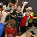 Jongen juicht hard tijdens een FIFA toernooi