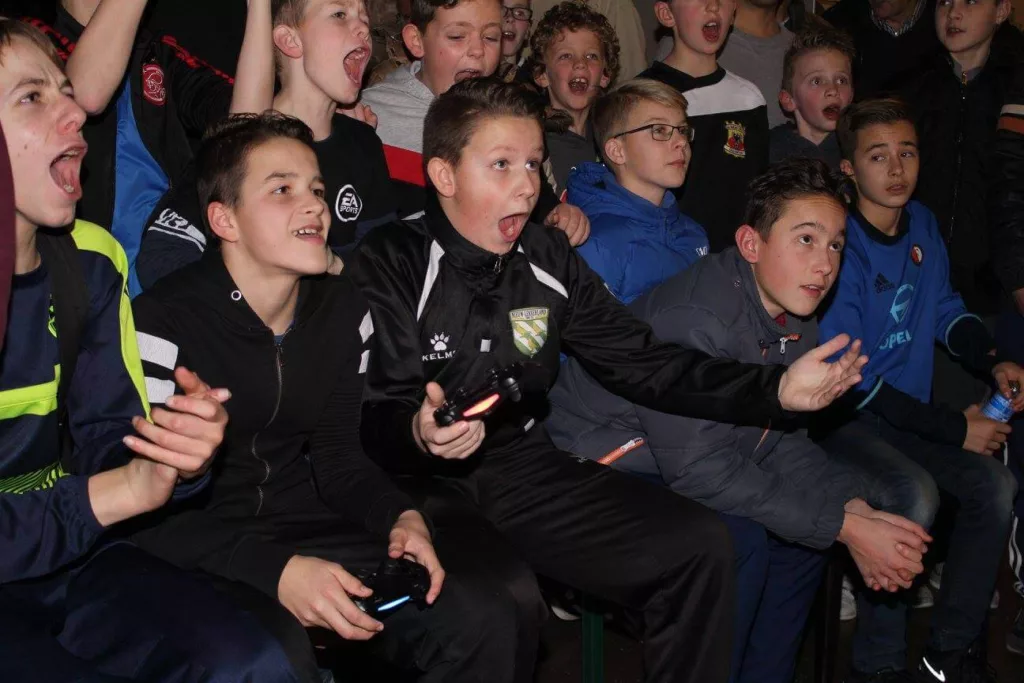 Groep jongens aan het juichen tijdens een FIFA toernooi