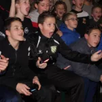 Groep jongens aan het juichen tijdens een FIFA toernooi
