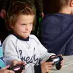 Kleine jongen aan het gamen tijdens een FIFA toernooi