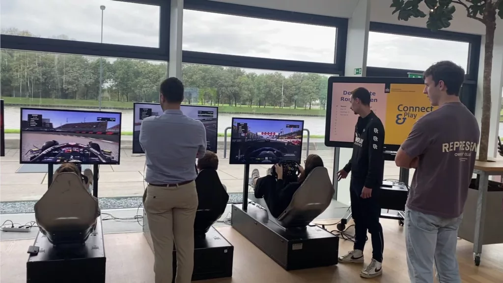 Workshops met activiteiten bij Rijkswaterstaat, foto van Formule 1 simulatoren