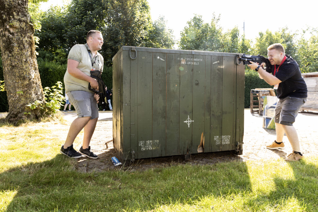 Twee mannen aan het lasergamen tijdens openingsfeest organiseren